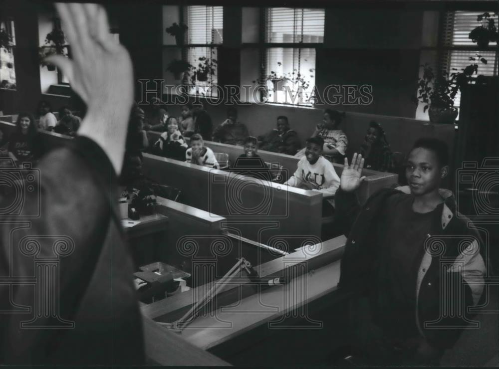 1993 Press Photo Milwaukee student Therone Williams swearing in on a field trip - Historic Images