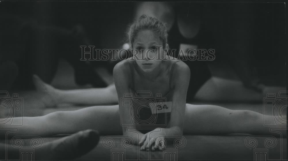 1994 Press Photo Alison Kappes of Milwaukee stretches at Milwaukee Ballet School - Historic Images