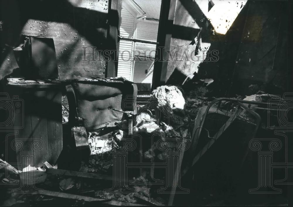 1990 Press Photo Burned out room of Milwaukee house fire - mjb50970 - Historic Images