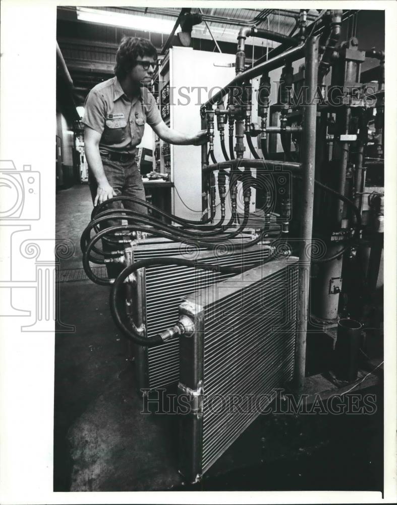 1982 Press Photo Kevin Walker tests oil coolers at Modine Manufacturing, Racine - Historic Images