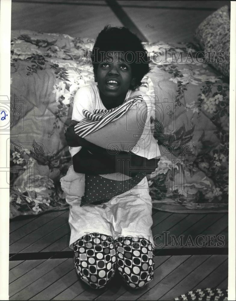 1992 Press Photo Latonya Scoiners, hugging a pillow from her bed, Milwaukee. - Historic Images