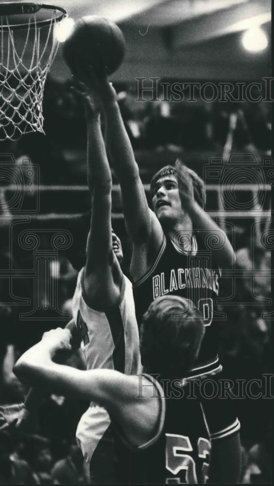 1985 Press Photo Tom Molaski of Grafton goes for a layup against Nicolet school - Historic Images