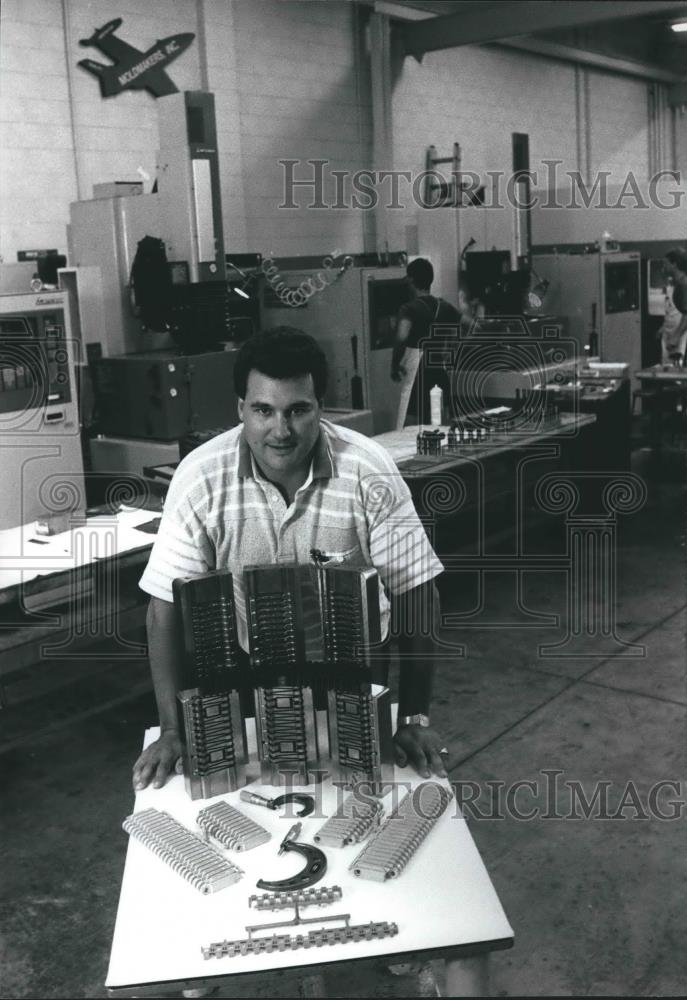 1989 Press Photo Mark Sellers of Moldmakers, Inc. in Menomonee Falls Factory - Historic Images