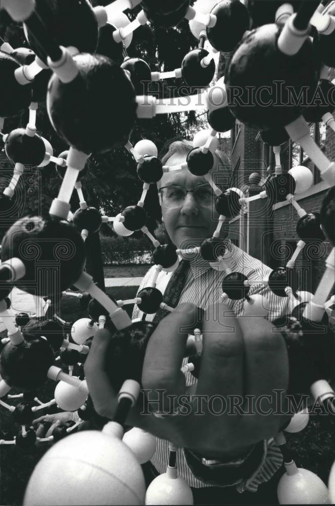 1992 Press Photo Warren Kukla, owner of Molecular Model Company of Edgerton - Historic Images