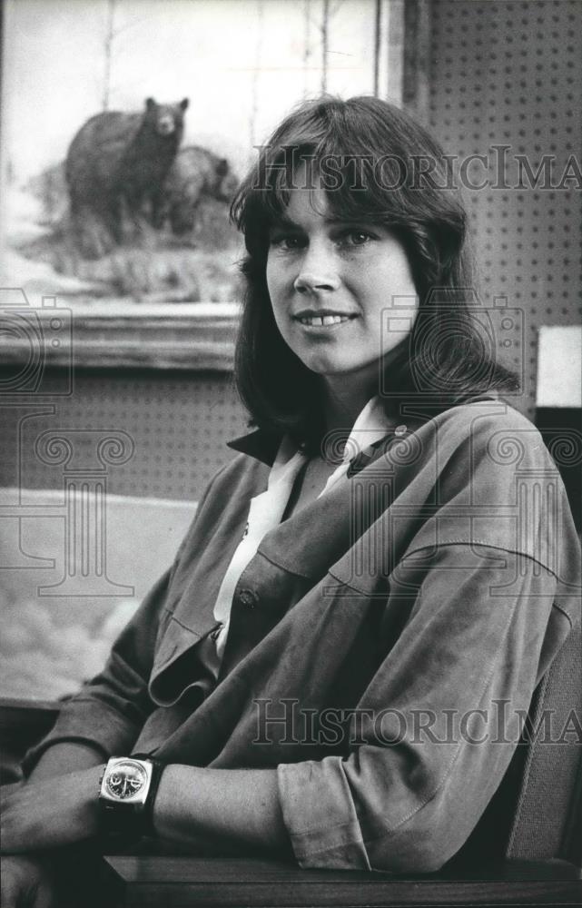 1980 Press Photo Tara Moore, wildlife artist posing by painting, United States. - Historic Images