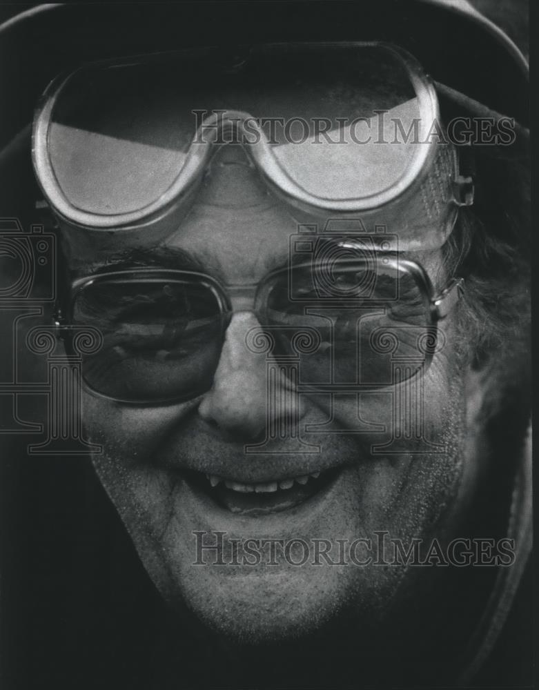 1990 Press Photo Howard Erich, smiles at camera, 22 year resident of, Milwaukee. - Historic Images