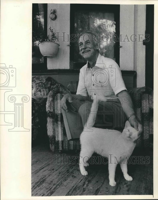 1984 Press Photo Milwaukee's Mr. Fox sat on his porch with his cat Gold Eye - Historic Images