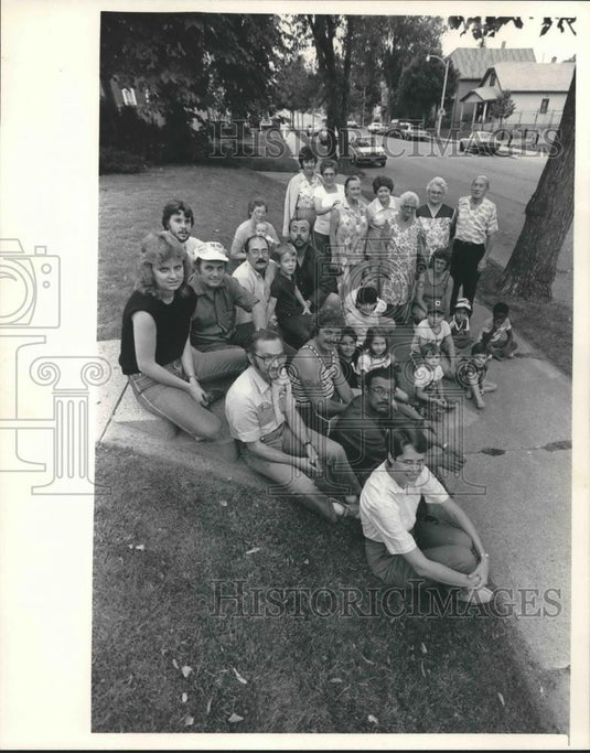 1985 Press Photo Neighborhood watch participates North Pierce Street, Milwaukee. - Historic Images