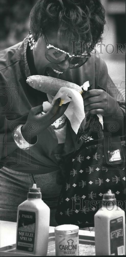 1990 Press Photo Rochelle Nunnery, with corn at Mitchell St. event, Milwaukee. - Historic Images