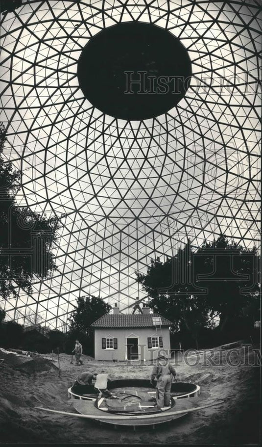 1987 Press Photo Workers prepare for spring floral show at Mitchell Park Domes - Historic Images