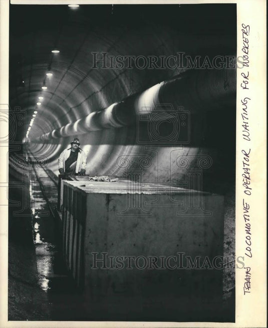 1986 Press Photo Milwaukee Locomotive Operator Waiting for Workers - mjb51710 - Historic Images