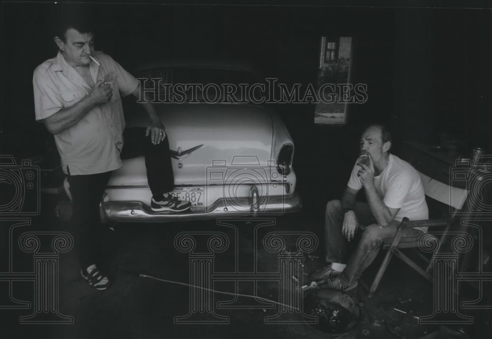 1993 Press Photo Jack Franken, Thomas Melloy, talk cars and stories, Milwaukee. - Historic Images