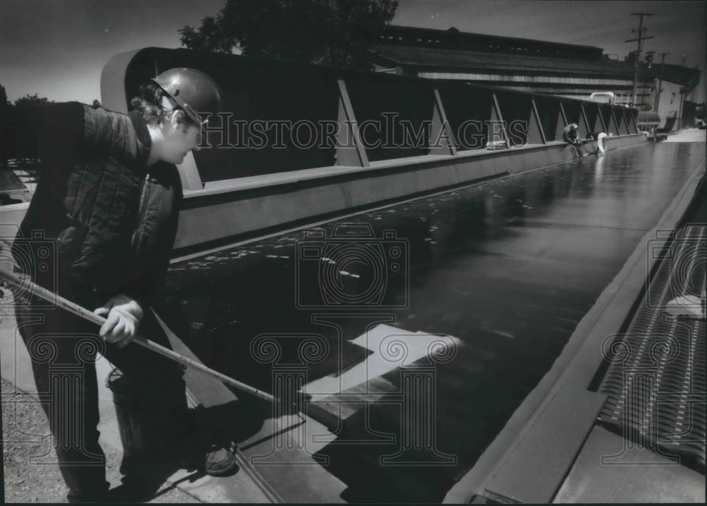 1994 Press Photo Sealing deck of relocated railroad bridge in Milwaukee, Wis. - Historic Images