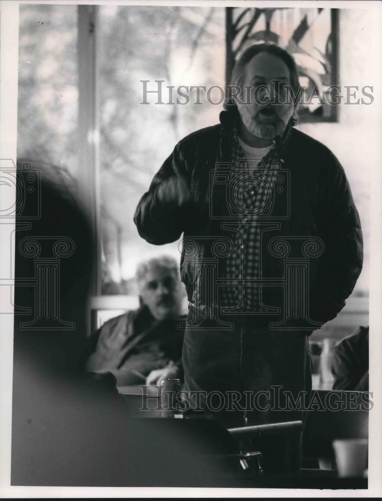 1989 Press Photo Ron Musif, Milwaukee zoo employee, let his feelings be known. - Historic Images