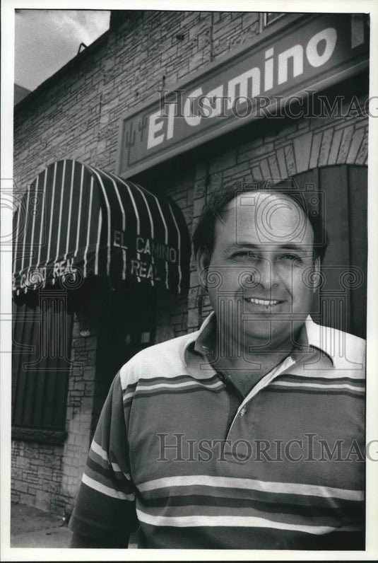 1991 Press Photo Greg Montoto owner, next to El Camino restaurant, Milwaukee. - Historic Images