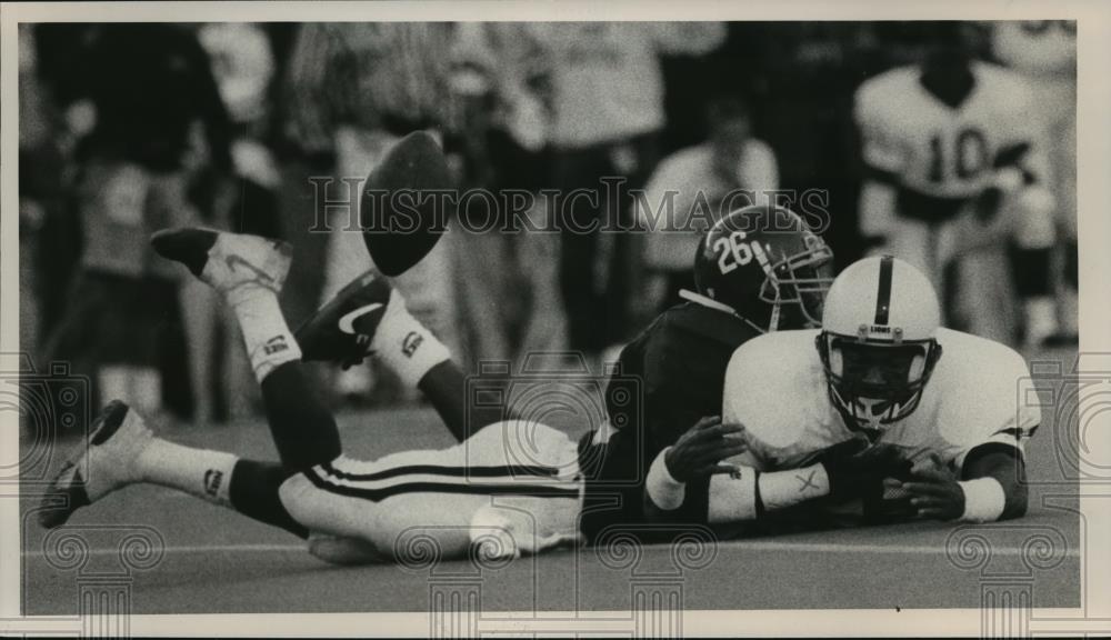 1990 Press Photo Alabama&#39;s Mark McMillian Deflects Football Against Penn State - Historic Images