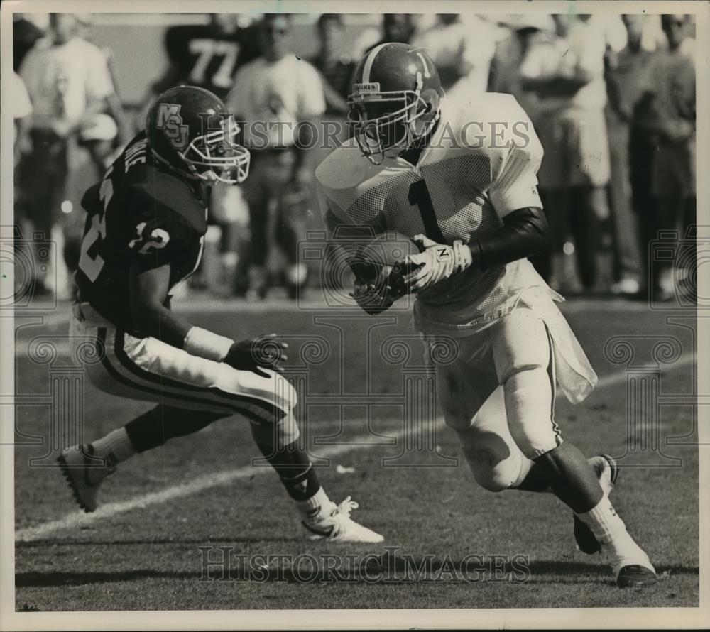 1990 Press Photo Mississippi State&#39;s Firie And Alabama&#39;s Harrison With Football - Historic Images