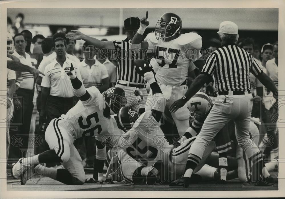 1986 Press Photo Alabama Defensive Trio Get Football Recovery Versus Tennessee - Historic Images