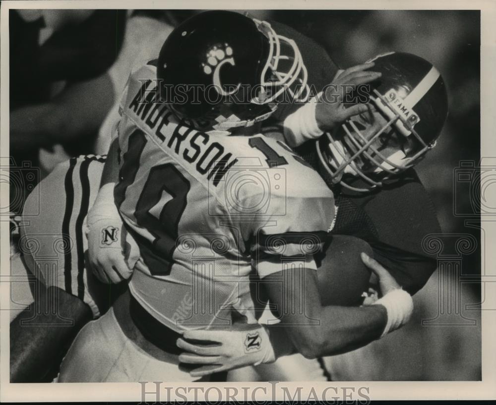 1990 Press Photo Alabama&#39;s Nunley Sacks Cincinnati&#39;s Anderson With Football - Historic Images