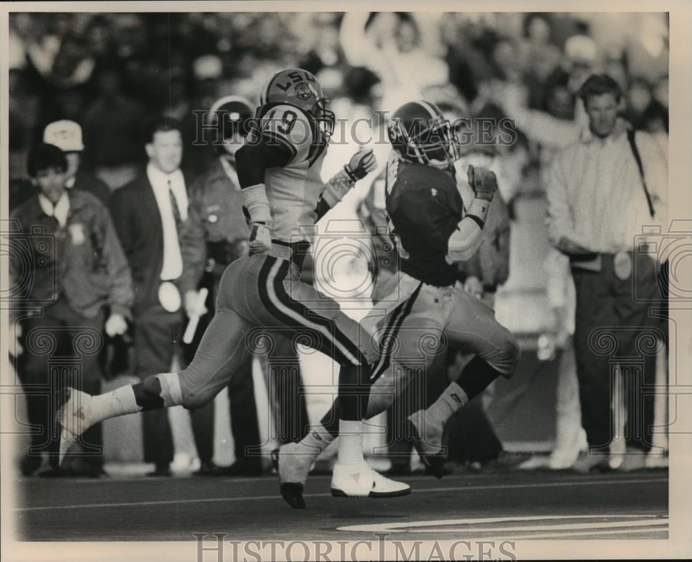 1990 Press Photo Alabama&#39;s Anderson Races For Touchdown Versus Louisiana State - Historic Images