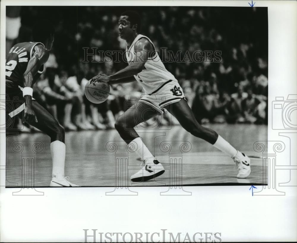 Press Photo Auburn University Basketball Player Drives To The Lane On Opponent - Historic Images