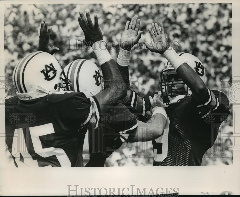 1988 Press Photo Auburn Football&#39;s Wiley And Clemmer Celebrate Against Tenessee. - Historic Images