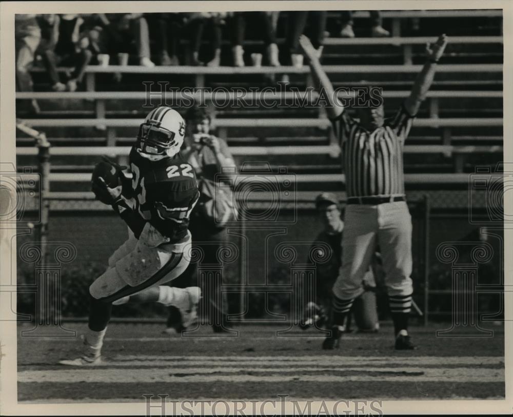 1986 Press Photo Brent Fullwood Holds Football In End Zone For Auburn Touchdown - Historic Images