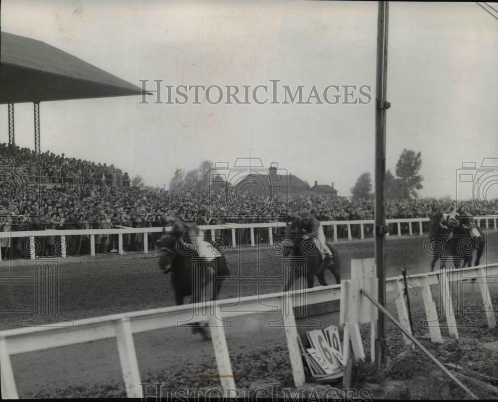 1947 Press Photo Unknown Horses in 7th Race as Crowd Watches - cvb42256 - Historic Images