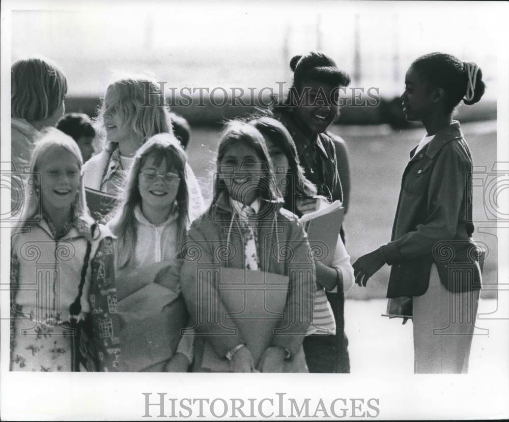 1976 Press Photo New school, Pamela Stokes and pupils get acquainted, Milwaukee - Historic Images