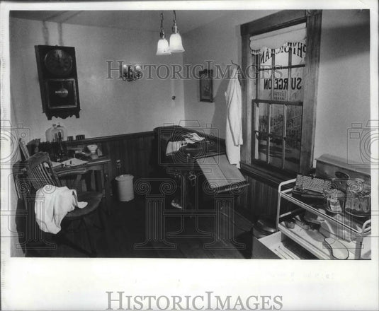 1977 Press Photo Doctor's display office at the Milwaukee Historical Center - Historic Images