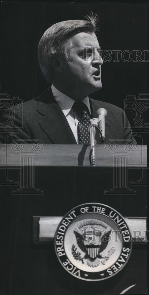 1979 Press Photo Vice President Mondale at Camp Randall in Madison, Wisconsin - Historic Images