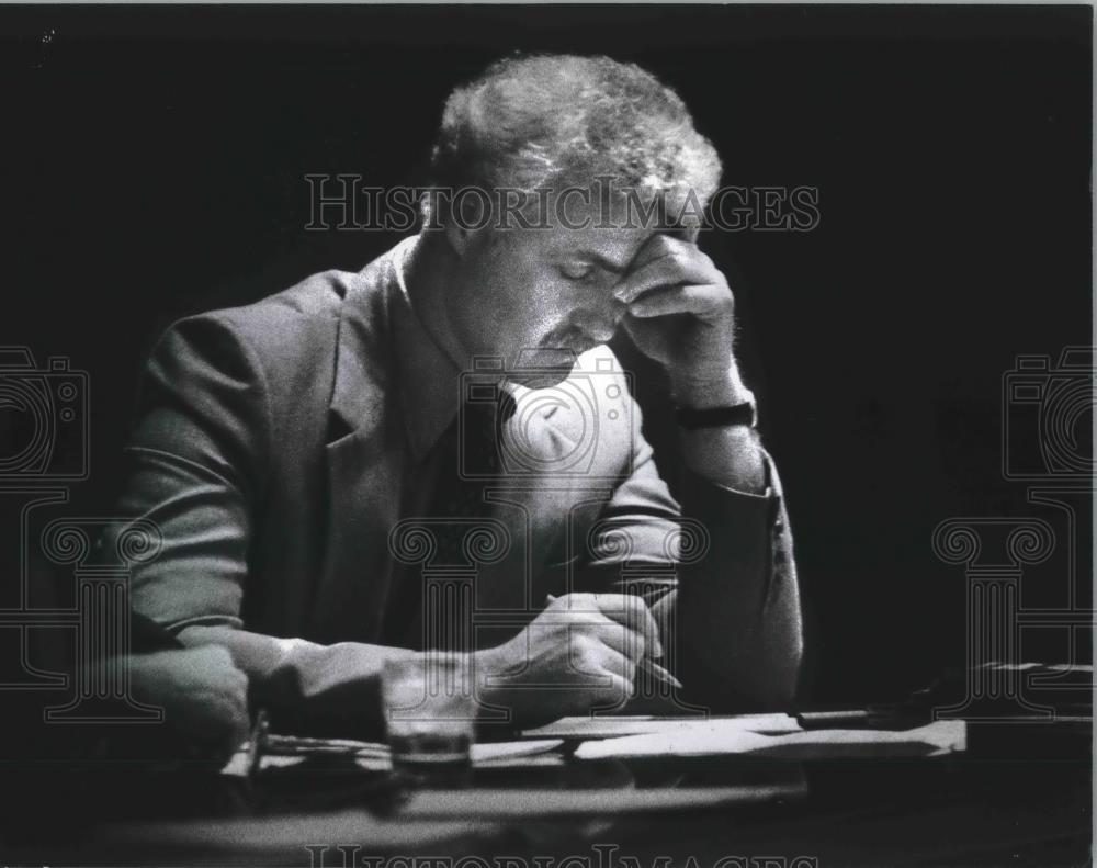 1982 Press Photo State Senator Jim Moody of Milwaukee works on his speech - Historic Images