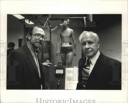 1983 Press Photo Doctor Webster and Henry Montoge in lab with student, Wisconsin - Historic Images