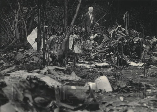 1985 Press Photo Congressman James Moody at crash site of Midwest Express. - Historic Images