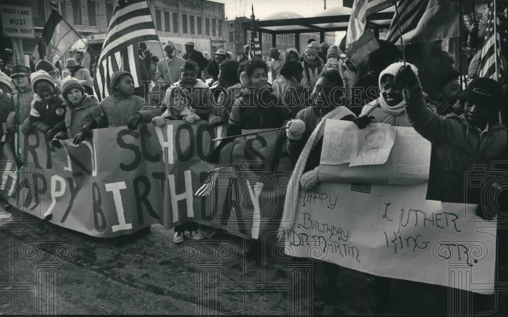 1985 Press Photo Schoolchildren gather for ceremony to rename North 3rd Street - Historic Images