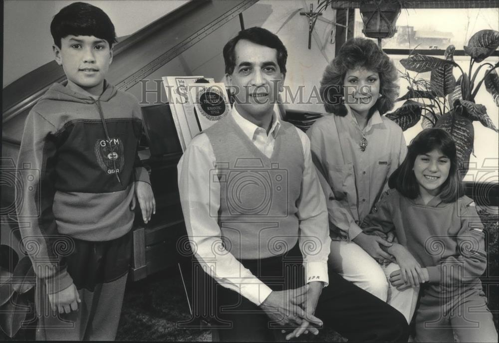 1986 Press Photo Joseph Monreal and family shown in their home. - mjb52862 - Historic Images