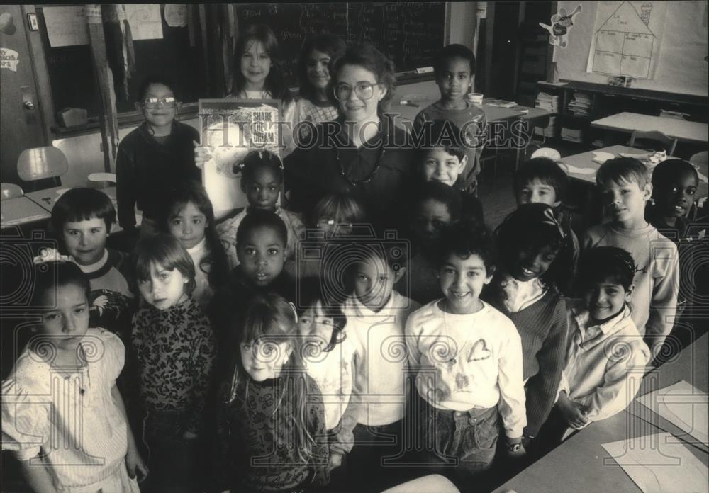 1987 Press Photo Teacher Roberta McLoud and Class, Morgandale School, Milwaukee - Historic Images