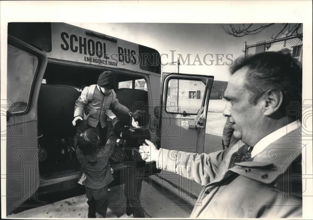 1988 Press Photo Bus safety by drills to evacuate school buses in Milwaukee. - Historic Images