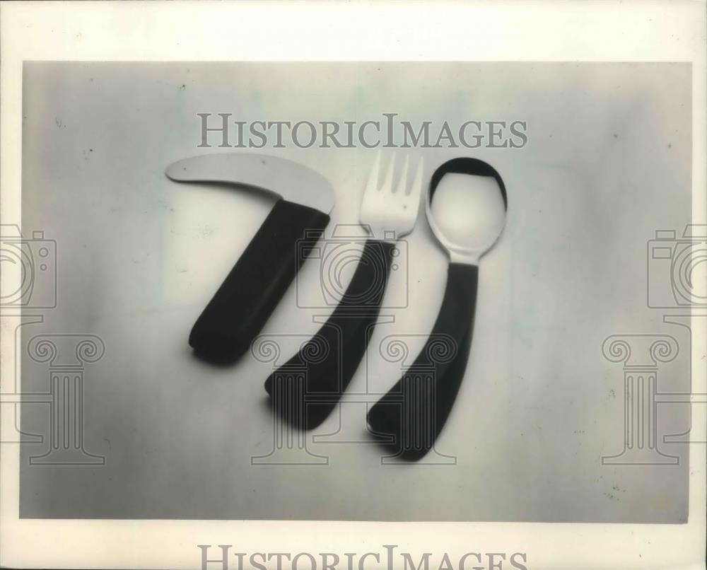 1988 Press Photo Curved utensils designed for people with Parkinson&#39;s disease - Historic Images