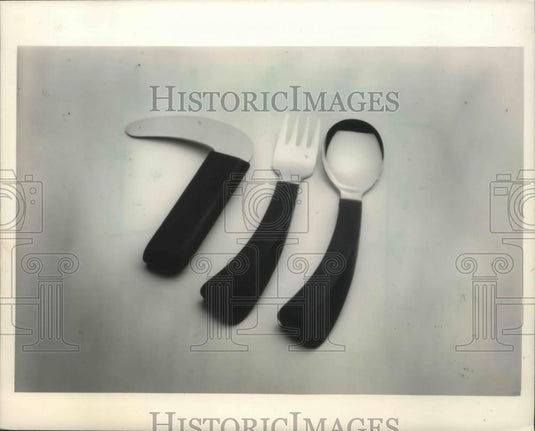1988 Press Photo Curved utensils designed for people with Parkinson's disease - Historic Images