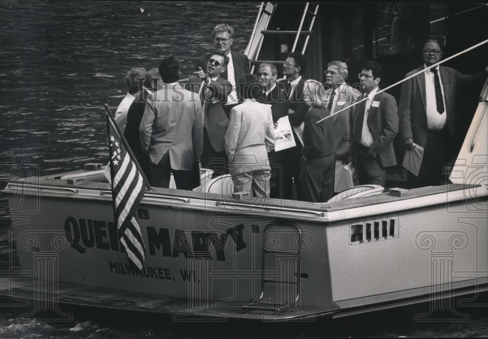 1988 Press Photo Mike Wisniewski and Mayor John Norquist on Milwaukee River - Historic Images