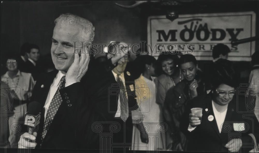 1988 Press Photo Jim Moody being congratulated TV hookup by opponent, Milwaukee. - Historic Images