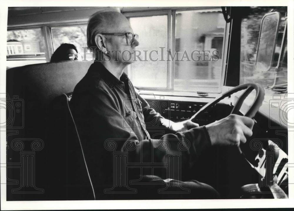 1990 Press Photo Milwaukee school bus driver Clayton Mellen driving to school - Historic Images