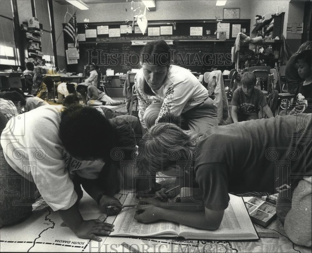 1990 Press Photo Christine Javins aids 38th St School Milwaukee pupils plan trip - Historic Images