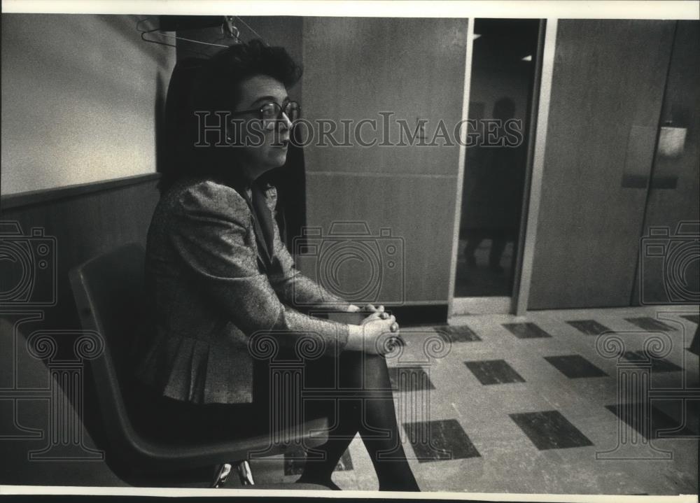 1992 Press Photo A mother Theresa Hancock waits over child-custody court hearing - Historic Images