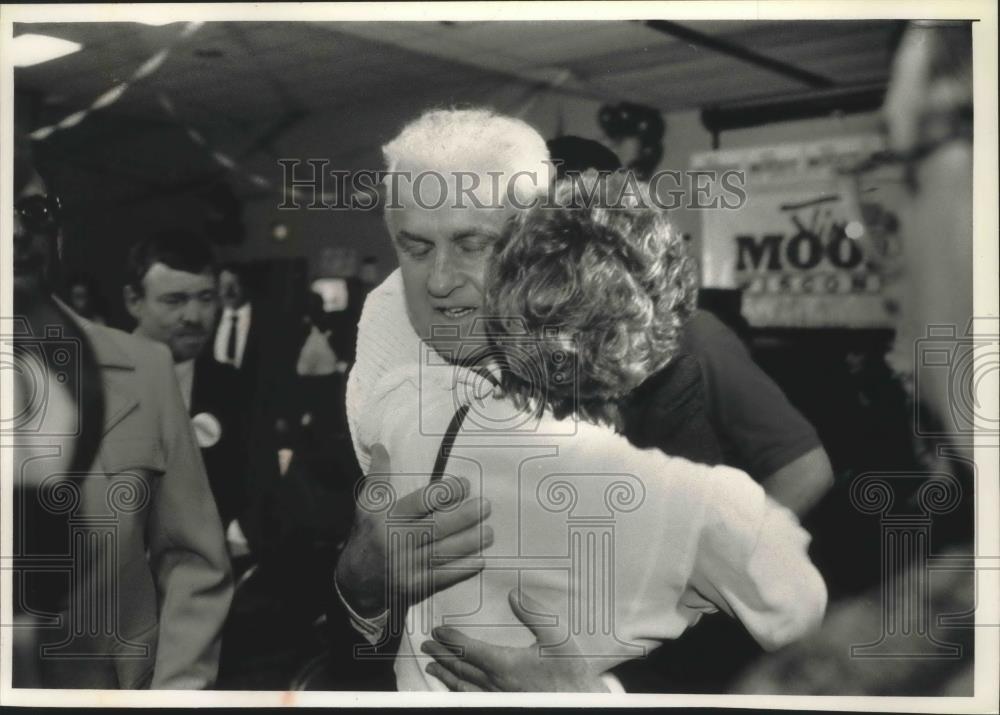 1992 Press Photo United States Representative Jim Moody is hugged by well wisher - Historic Images