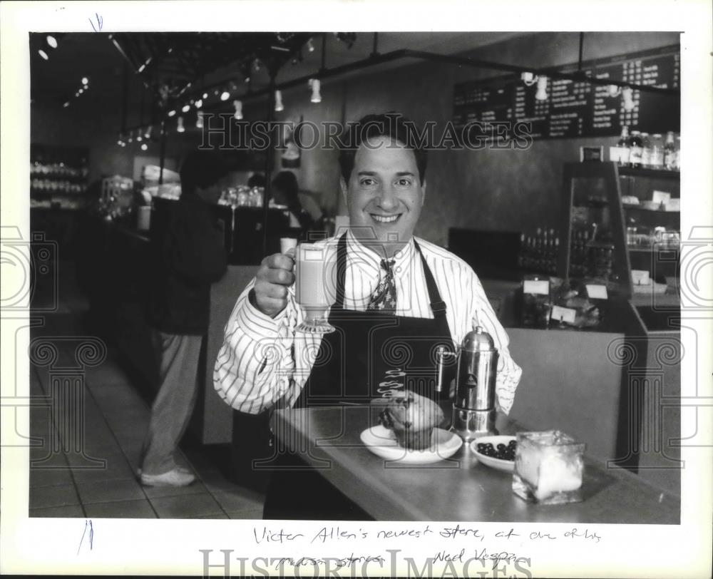 1993 Press Photo Victor Allen Mondry at newest store in Madison, Wisconsin. - Historic Images