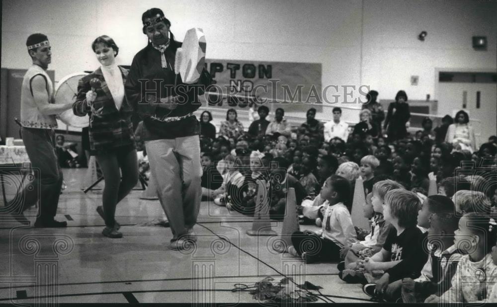 1993 Press Photo The Wind Whisperers Perform at School Milwaukee, Wisconsin - Historic Images