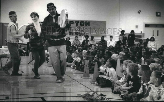 1993 Press Photo The Wind Whisperers Perform at School Milwaukee, Wisconsin - Historic Images