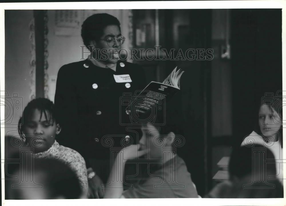 1994 Press Photo Sister Shawnee Sykes reads to students at 35th Street School - Historic Images